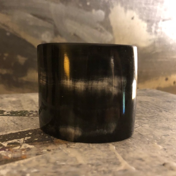 Authentic horn cuff, polished black/white. - Picture 2 of 7